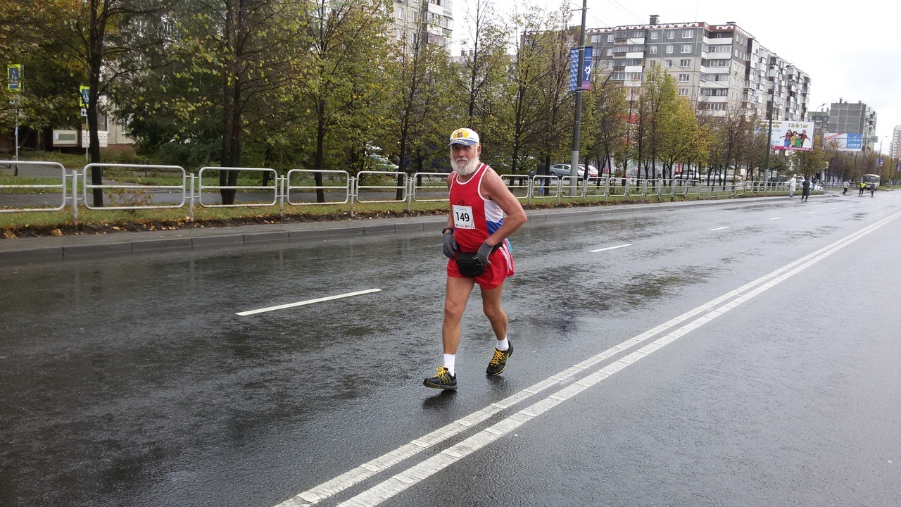 Михаил бежит дистанцию 42,2 км