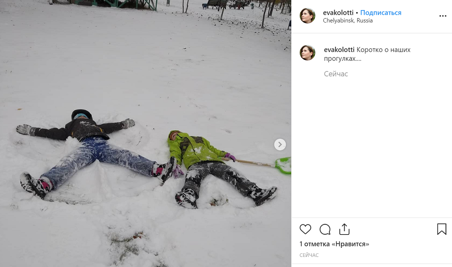 Дети уже успели поваляться в снегу 