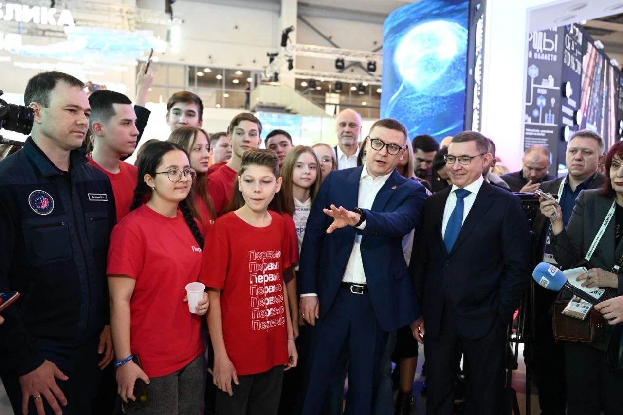 Губернатор может провести экскурсию по стенду не хуже профессионального экспонента