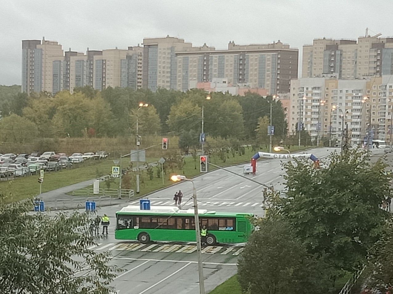 Заметили, что трассу для марафона перегородили новенькими эко-автобусами?
