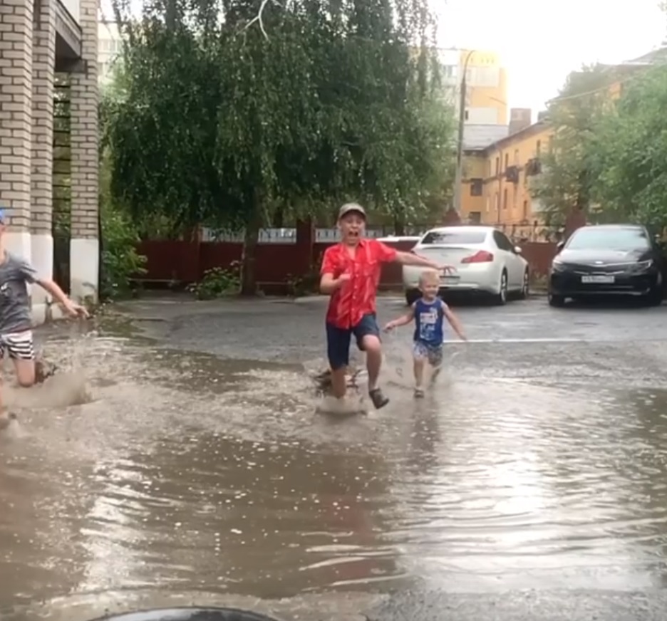 Дети с удовольствием бегают по лужам, а родители с таким же удовольствием их снимают. Автор фото Сергей Русаков 