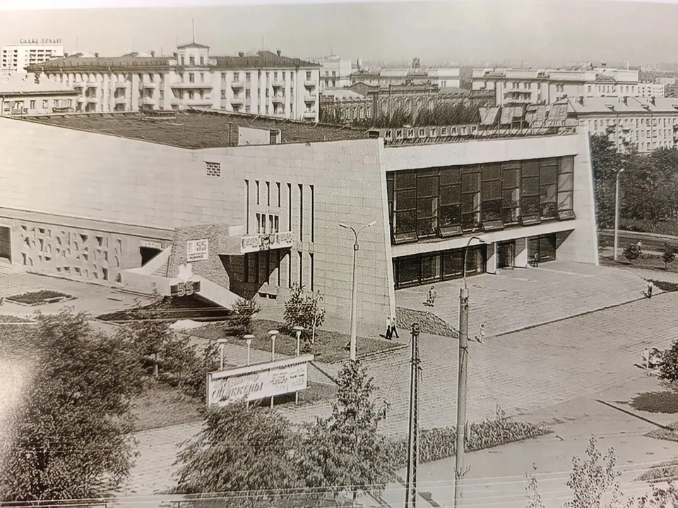 Кинотеатр «Урал», 1972 г. Тогда отмечалось другое 55-летие — советского кинематографа. На стенде - афиша американского вестерна «Золото Маккены». Фото из книги «Кинотеатры Челябинска ХХ века»