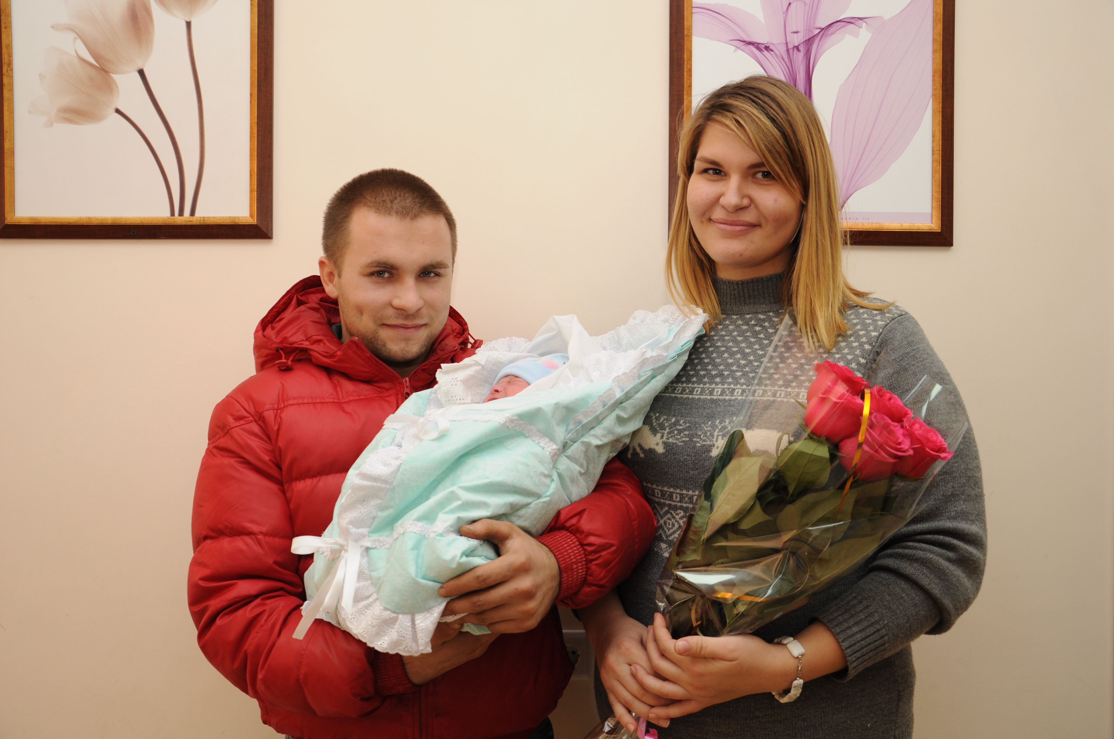 Маша и Игорь с сыном Тимофеем в 2012 году. Тогда они еще не знали, что в их жизни будут еще три выписки из роддома (последняя - с двойняшками)