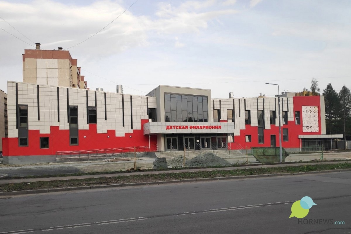 А так здание стало выглядеть в конце этой весны