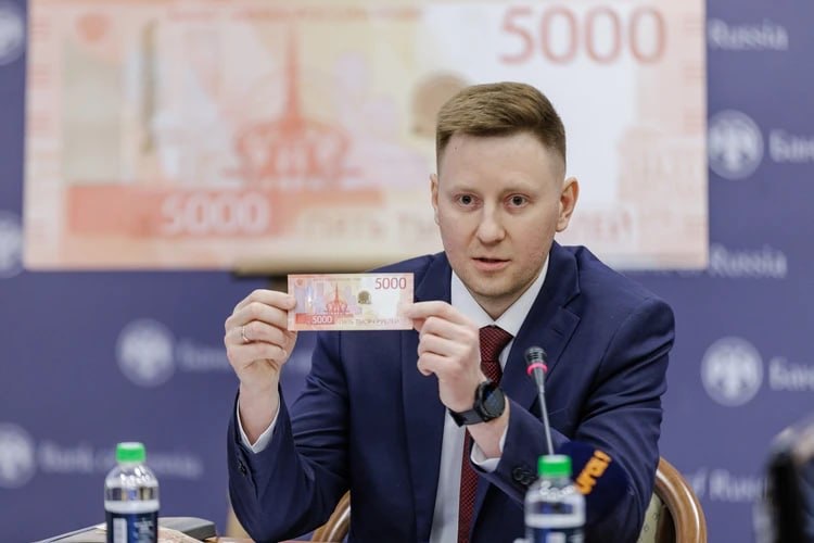 В Челябинскую область начали поступать модернизированные 5000-е купюры с памятником «Сказ об Урале» на оборотной стороне