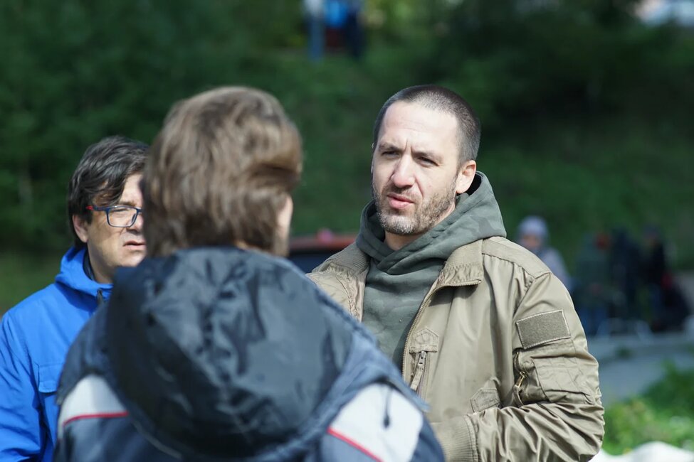 Справа актер Артур Смольянинов