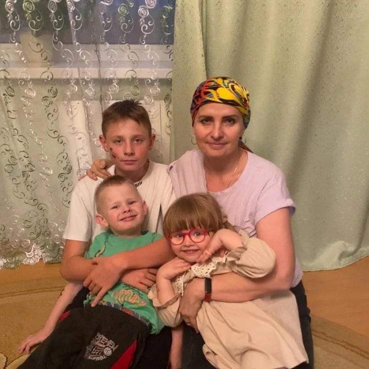 Нина с сыновьями Сергеем и Львом и внучкой Алисой