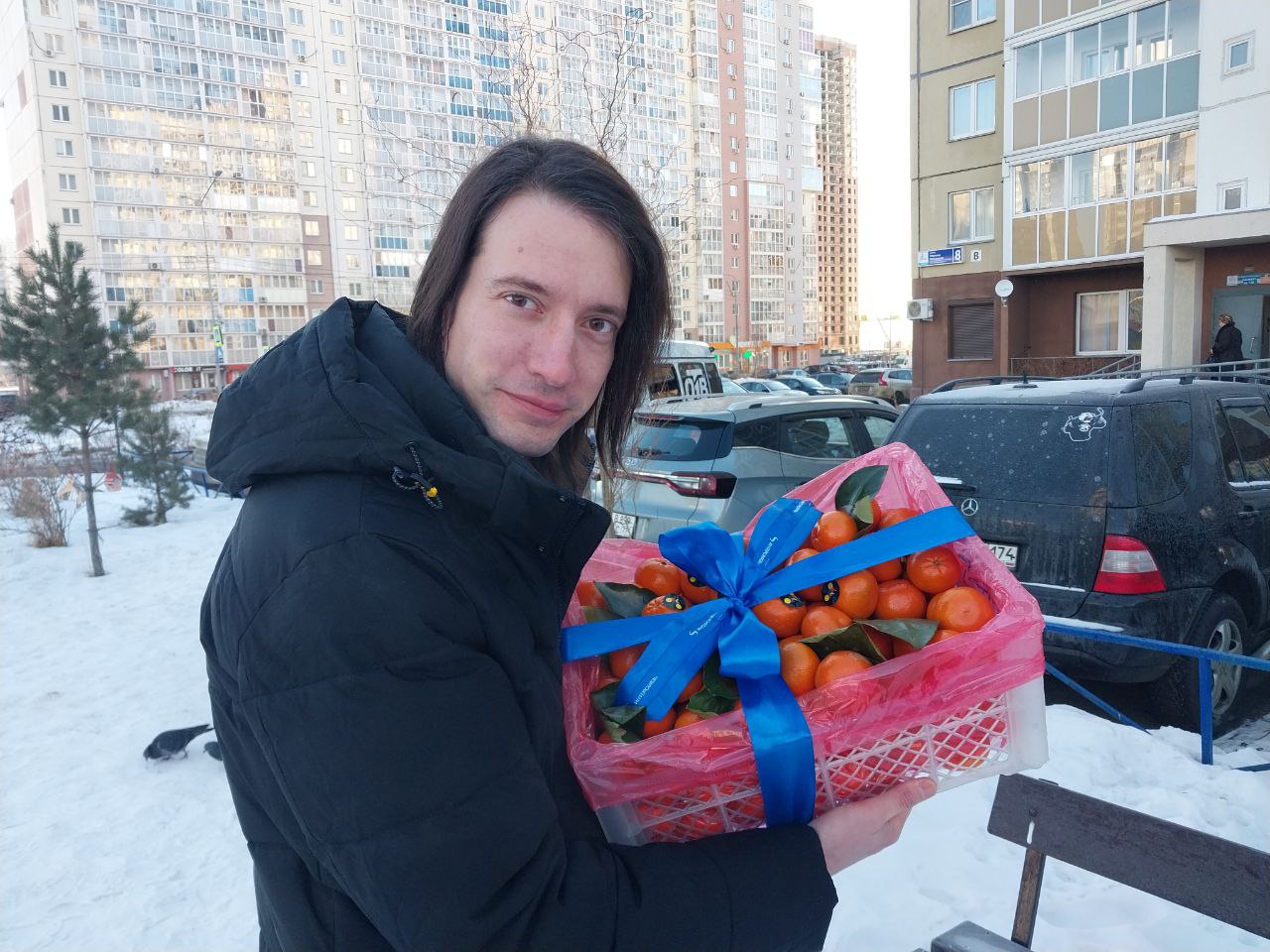 Довольный Филипп с ящиком мандаринов 