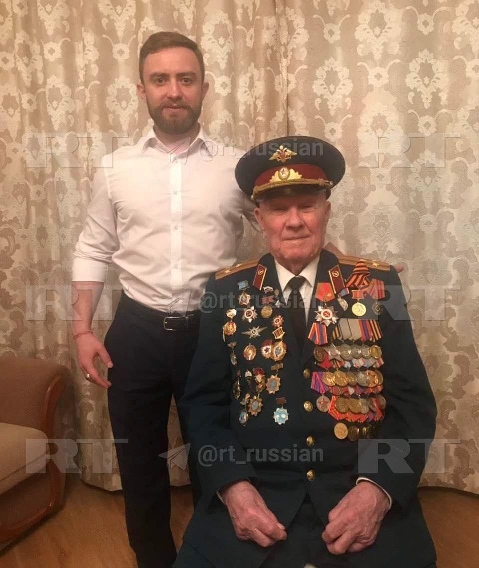 Сергей с дедушкой — фронтовиком, ветераном ВДВ, участником ВОВ Евгением Ганжой.
