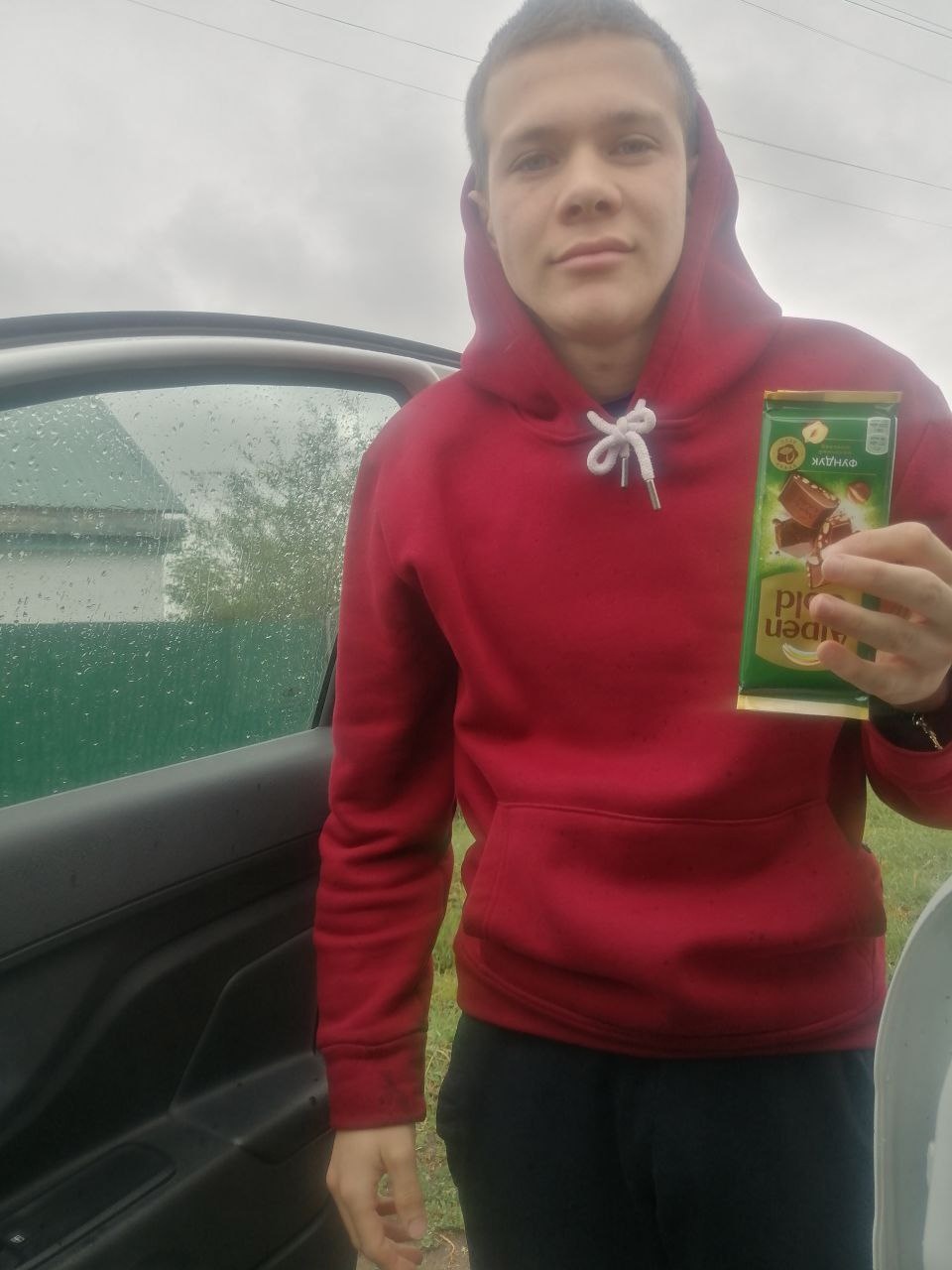 Шоколадку оператору Радику Фазуллину передали в Южноуральск. Там он живёт и работает удалённо