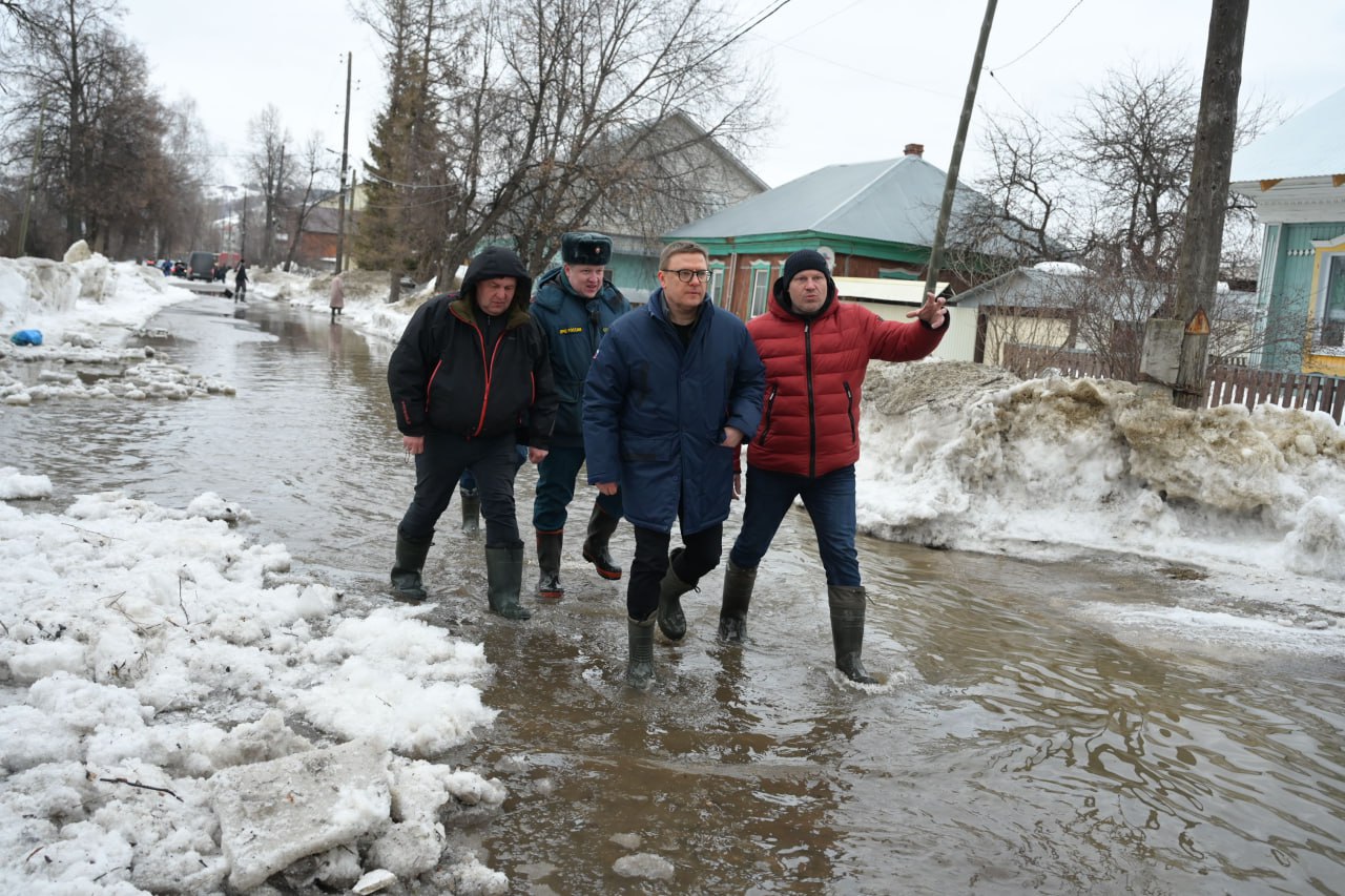 Алексей Текслер приехал в Ашу, чтобы лично проконтролировать, как идет ликвидация последствий паводка. Фото: Правительство Челябинской области