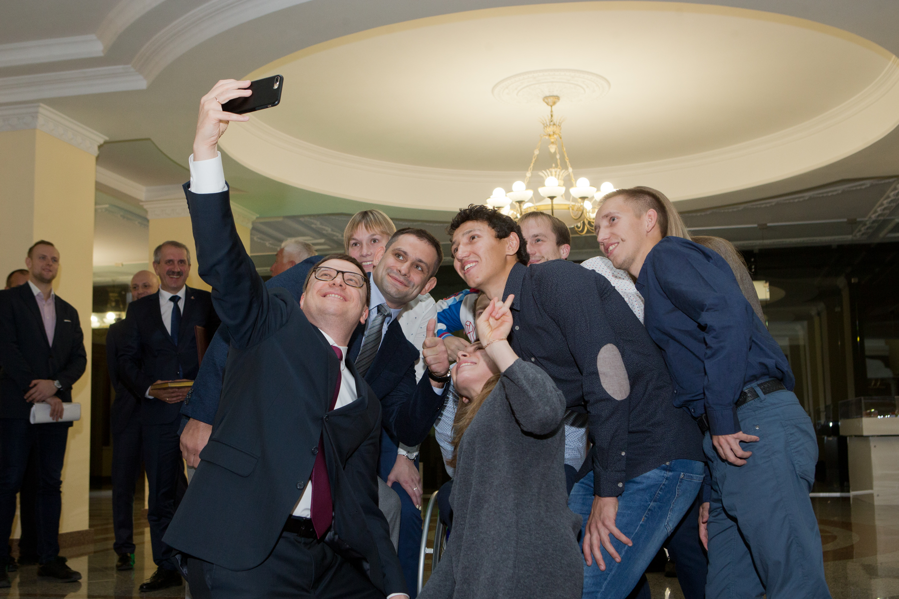 Алексей Текслер сделал селфи со спортсменами 