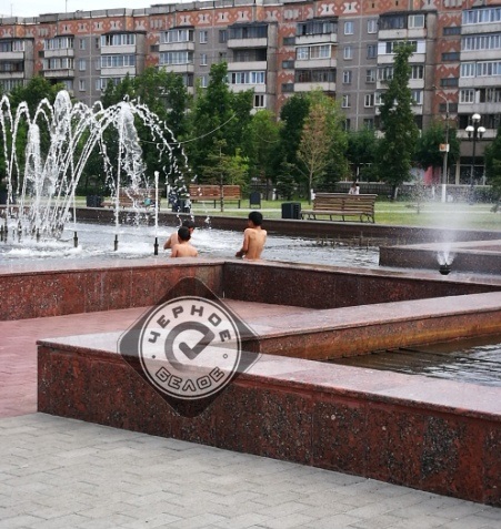 Дети в фонтане Магнитогорска