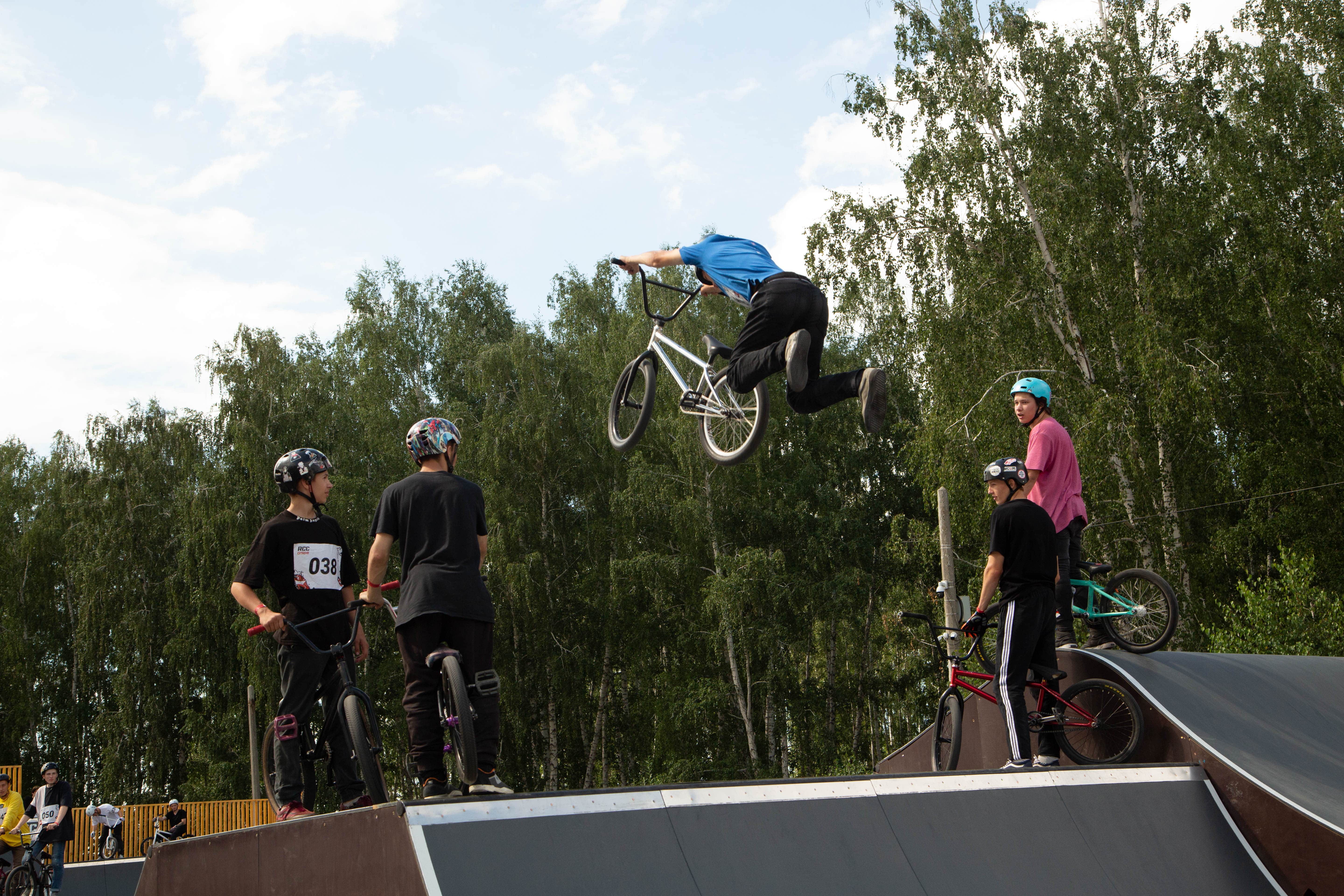 Такие позы на фото – это не ошибка спортсмена. BMX-ер не слетел с велосипеда, а выполняет трюк