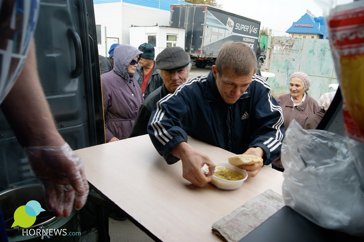 На фото обед забирает Дима 