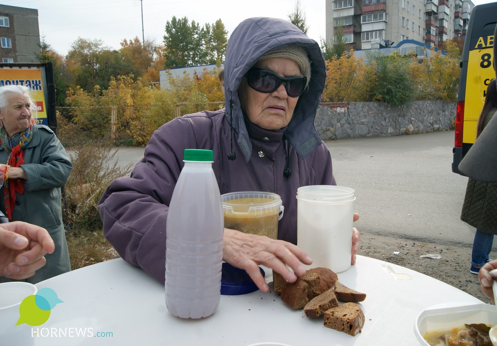 В белой пластиковой бутылке налит чай