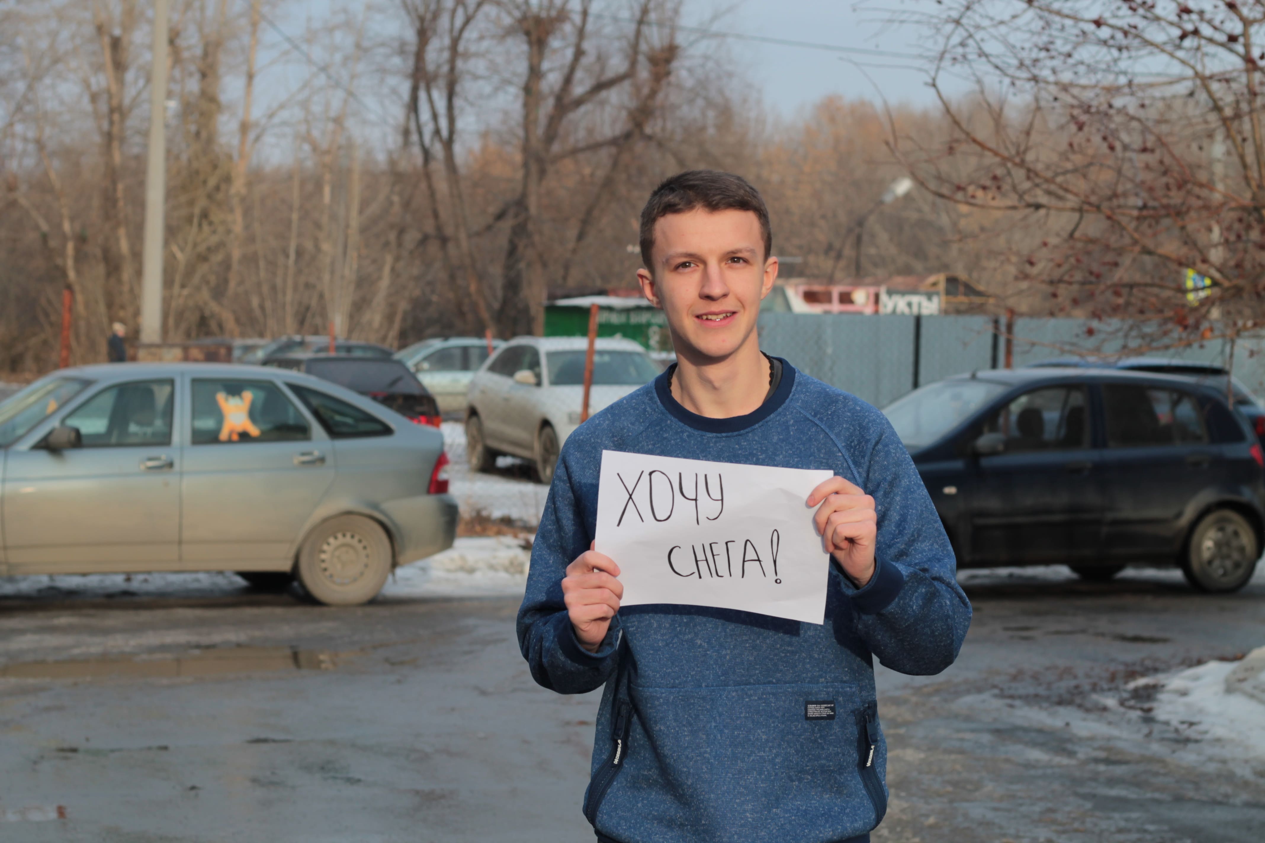 Ребята говорят, что фотографироваться без курток было не холодно - разве так должно быть в декабре?