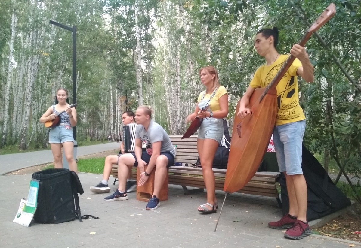 В Is not ethnoband пять основных инструментов: домра, аккордеон, балалайка, балалайка-контрабас и кахон. Иногда используется свирель и жалейка. 