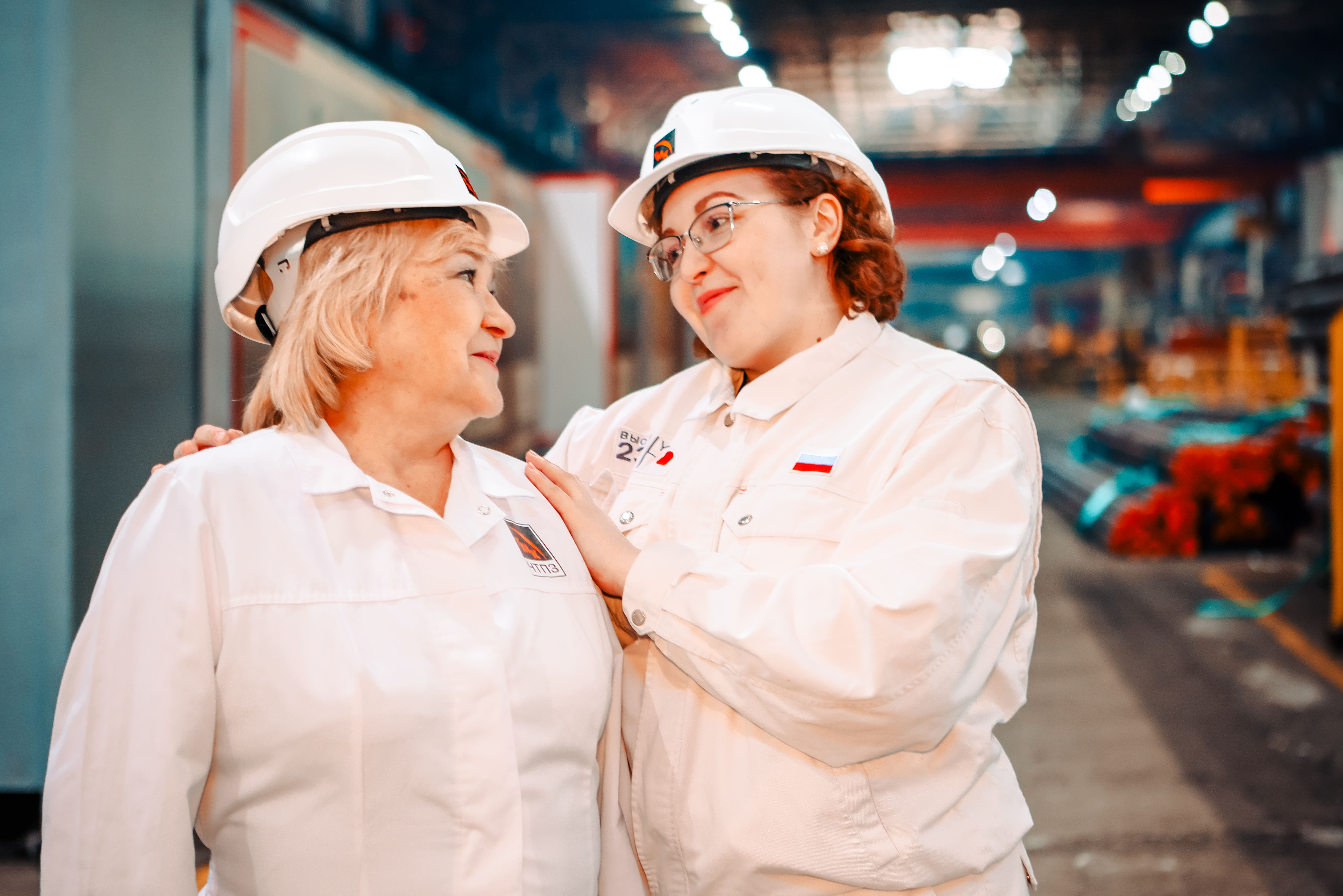 Марина Надуева, оператор электронно-вычислительных и вычислительных машин ТПЦ №5, и Елена Надуева, контролер в производстве черных металлов цеха «Высота 239»