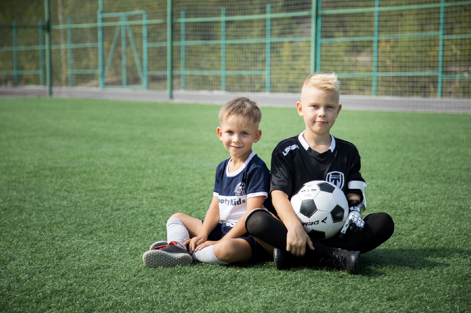 Андрей с братом любят играть в футбол