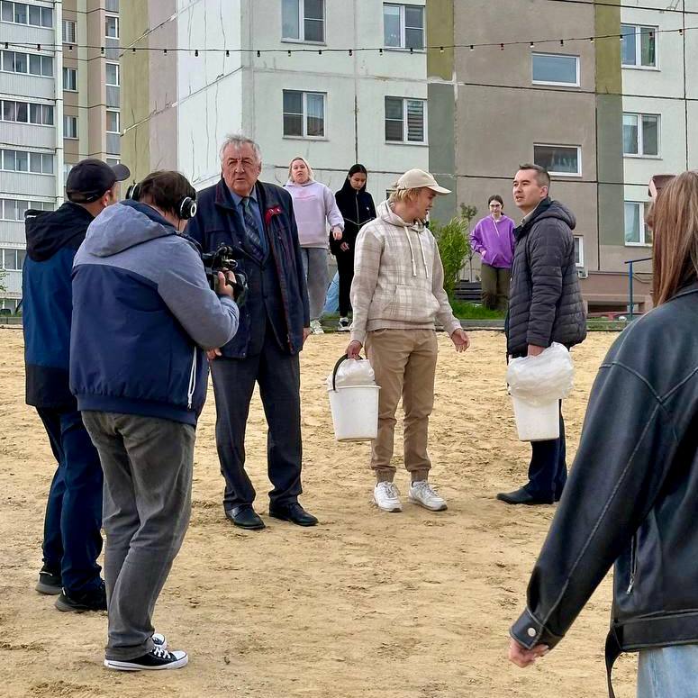В ведре - пакет, в пакете - вода, в воде - рыбки, которых вот-вот запустят в водоём! 