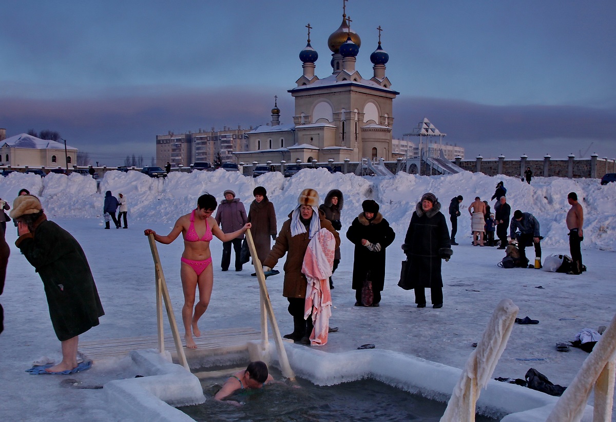 Жаль, что у купелей не сидели художники с кисточками и краской. Такие сюжеты для картин! Озеро Смолино, автор фото Павел Большаков 